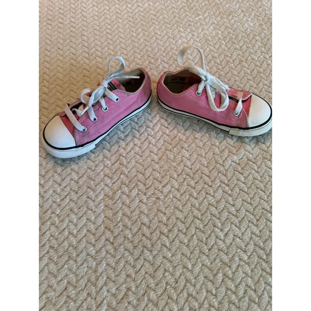 Converse Chuck Taylor All Star Low Top Pink Canvas Sneakers‎ Size 9 Toddler